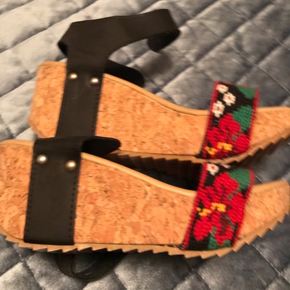 Embroidery sandals - Picture 3 of 4